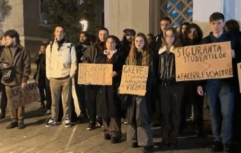 Daniel David, întâmpinat cu proteste la Cluj-Napoca de studenții UBB: „Hai afară, fuga e ușoară!”