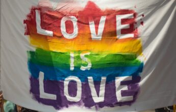 Părinții copiilor LGBTQI+ cer dialog cu politicienii români, după o dezinformare a politicienilor și a presei