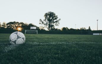 Elevă rănită după ce poarta terenului de fotbal din curtea şcolii s-a desprins