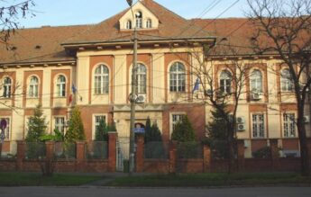 Învățătorul acuzat că a lovit două eleve nu va mai intra la clasă, anunță ISJ Timiș