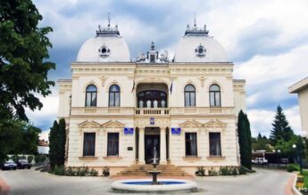 Toate școlile și grădinițele din Câmpina ar putea fi închise, din cauza crizei apei potabile