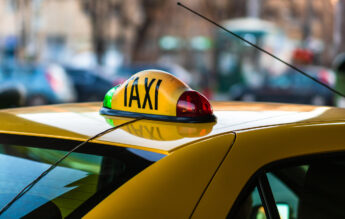 ”O costa mai mult taxiul decât primea la plata cu ora”. Cum a rămas Colegiul ”Caragiale” fără o profesoară de fizică