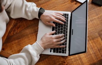 Un student din Brașov a furat datele unui card și a făcut comenzi online de zeci de mii de lei