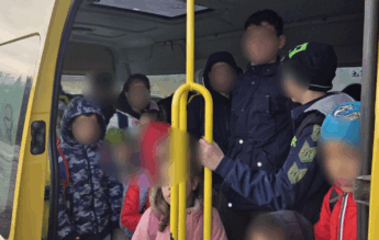 Descoperire șocantă pe șosea: 31 de copii într-un microbuz școlar cu 16 locuri