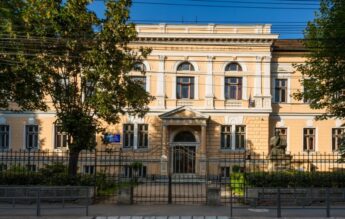 Brutalitate la un liceu din Cluj. Elev de șase ani, cu un deget amputat parțial. David reacționează