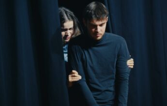 HOT Collective prezintă Teatrul Viitorului – explorări interdisciplinare și anxietăți contemporane pe scenă. Premiera pe 13 decembrie, la București