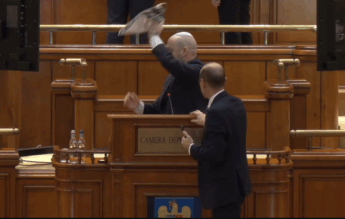 Fotografie cu Eminescu, Eliade și Goga, ruptă de Silviu Vexler în plenul Camerei Deputaților