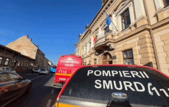Elevii și profesorii unui liceu, evacuați după declanșarea alarmei de gaz