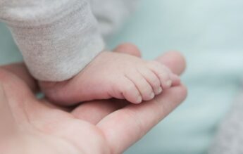 Opt minore din Brăila care au devenit mame au ales să își continue studiile