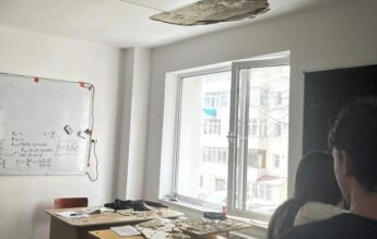 Bucăți de tavan s-au prăbuşit peste elevi, în timpul orei, la un liceu renovat recent