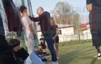 Consilier local, reținut după ce a lovit un elev și i-a cerut să-și dea jos pantalonii