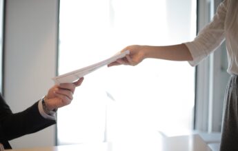 Fără job şi fără perspectivă: Generaţia Z, prinsă între AI, competiţie şi lipsa experienţei