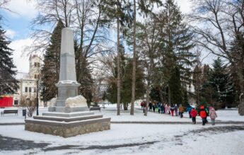Elevii din Sfântu Gheorghe merg pe jos la școală și la minus 14 grade
