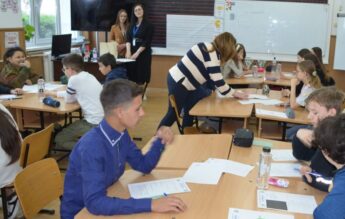 Pilotare pe filiera umană, la un liceu din Iași. Profesorii vor sta mai mult timp în școală
