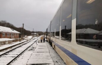 Elev care a ajutat un bărbat leșinat în tren, revoltat de nepăsarea călătorilor: „Nimeni nu i-a oferit un loc sau apă”