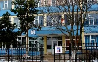 Un elev de 13 ani s-a aruncat de la etajul școlii pentru că a luat notă mică