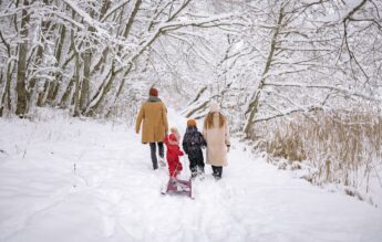 Unități de învățământ închise și vineri, în mai multe județe, din cauza vremii
