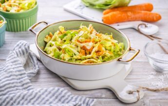 Salata Coleslaw – de la butoiul marinarilor la street food global