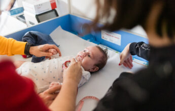 Jumătate dintre copiii români nu au făcut nici prima doză de ROR. Salvați Copiii cere măsuri urgente