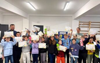 Prima competiție de kendama într-o școală din Sibiu: „S-au detașat de telefon”