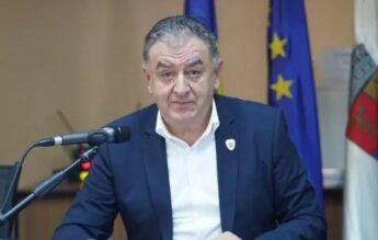 „Nu mai aveți uși?” – Primarul din Pitești, șocat de starea unei școli reabilitate cu 10 milioane de lei