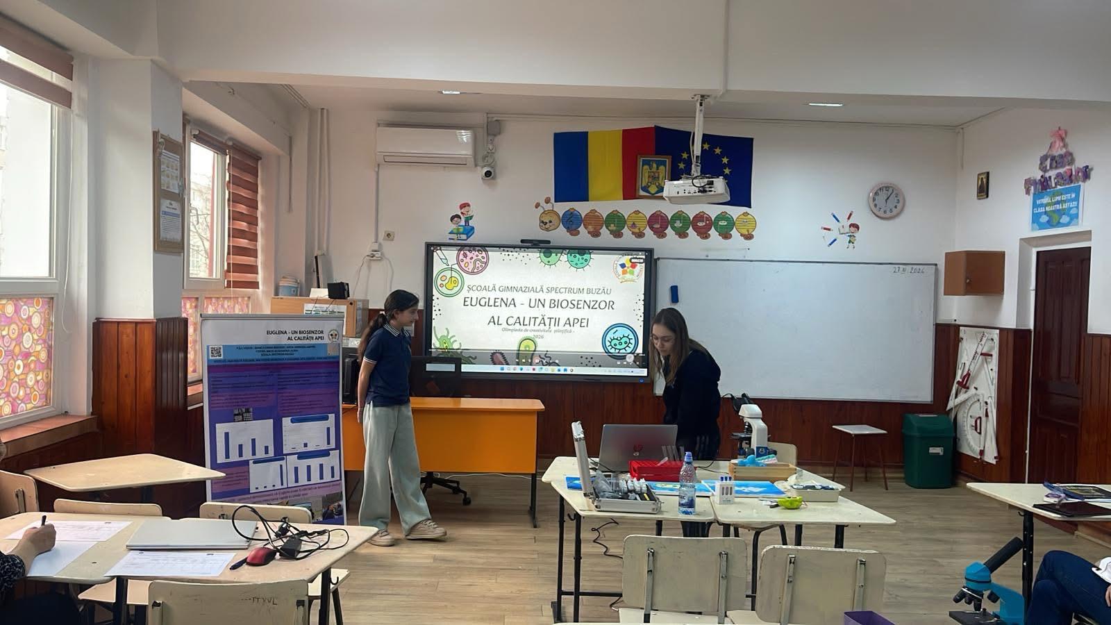 Eleve la tablă prezintă proiect la biologie