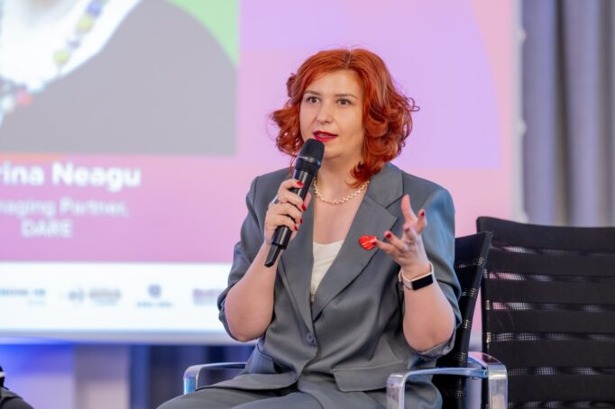 Raluca Păduraru este strateg în viitorul muncii, trainer de AI-fluency și co-fondator al Upvance Global.