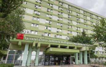 Un elev a ajuns la spital după ce a încercat să oprească o bătaie între colegi