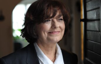 Universitatea din București va acorda titlul de Doctor Honoris Causa poetei Ana Blandiana