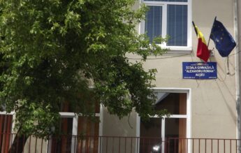 Profesorul demis de ISJ pentru că pipăia elevii rămâne la catedră, salvat de colegi prin vot secret