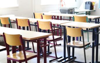 Învățătoare interzisă la catedră, după ce ar fi lovit în cap trei elevi de clasa I