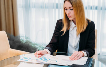 Profilul managerului școlar, în consultare. MEC: Nu e o fișă de post. Cinci competențe majore