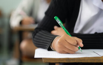A început simularea Evaluării Naționale în școlile care au refuzat-o în martie