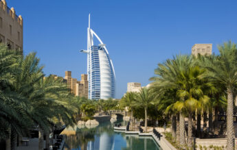 MEC: Absenţele vor fi motivate pentru elevii blocaţi în Dubai