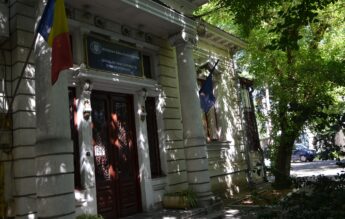 Primele manuale noi de clasa a IX-a, după 25 de ani. CNCE a lansat licitația pentru 113 titluri