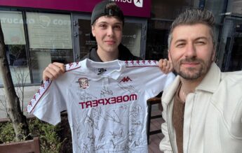 Cadou surpriză al unui profesor pentru elevul său: un tricou cu autografe de la echipa preferată