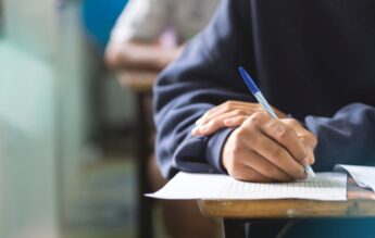 Licee prestigioase, reticente în a organiza examene de admitere. Motivul: teama de suspiciuni