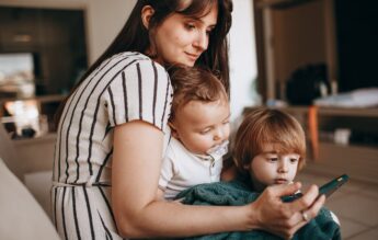 Tot mai mulți copii care încep școala confundă cărțile cu telefoanele, în Marea Britanie