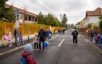 Impactul unui proiect pilot la Sibiu: o zi fără mașini în fața școlii a redus poluarea