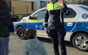 Polițiștii au recuperat jucăriile furate unui copil și i le-au înapoiat personal la grădiniță