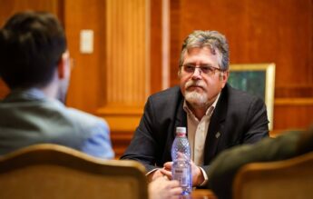 Părinții să fie reprezentați în comisiile de concurs pentru directori, propune un deputat