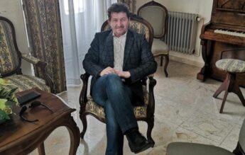 Fost director de școală, arestat. Acuzat că pipăia elevi, a fost ținut la catedră de CA