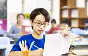 Decizie controversată în SIngapore: Profesorii pot să bată elevii cu băţul pentru a-i disciplina
