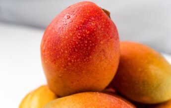 Elevii vor primi mango în loc de mere în unele școli din Constanța