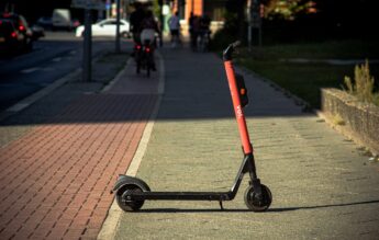 Elev în comă, după ce a căzut de pe trotinetă în timpul orelor