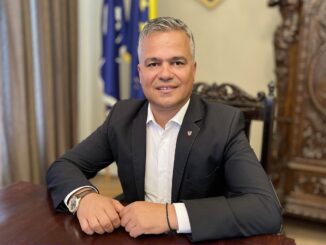 Veștea a studiat la o universitate privată neacreditată, desființată prin lege