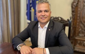 Veștea a studiat la o universitate privată neacreditată, desființată prin lege