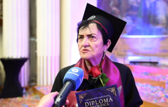 Cea mai vârstnică studentă din România a absolvit facultatea la 90 de ani