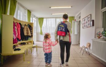 Vacanța, o experiență de învățare. Prin joacă și cu părinți care nu vor să fie perfecți