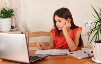 Părinți din Bihor, trimiși în judecată pentru că și-au ținut copiii în sistemul de homeschooling
